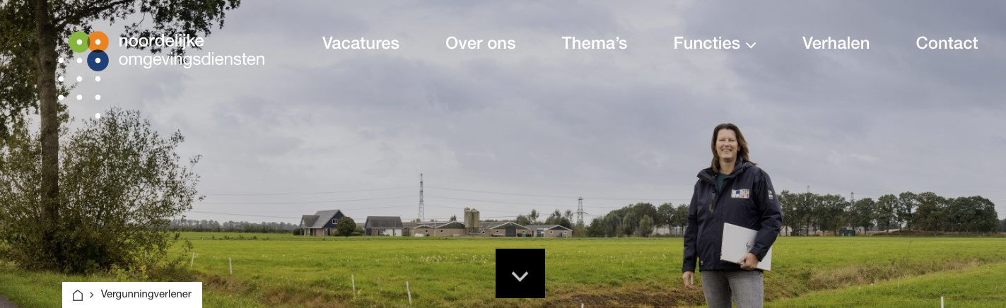 witte menu-items op grijze lucht