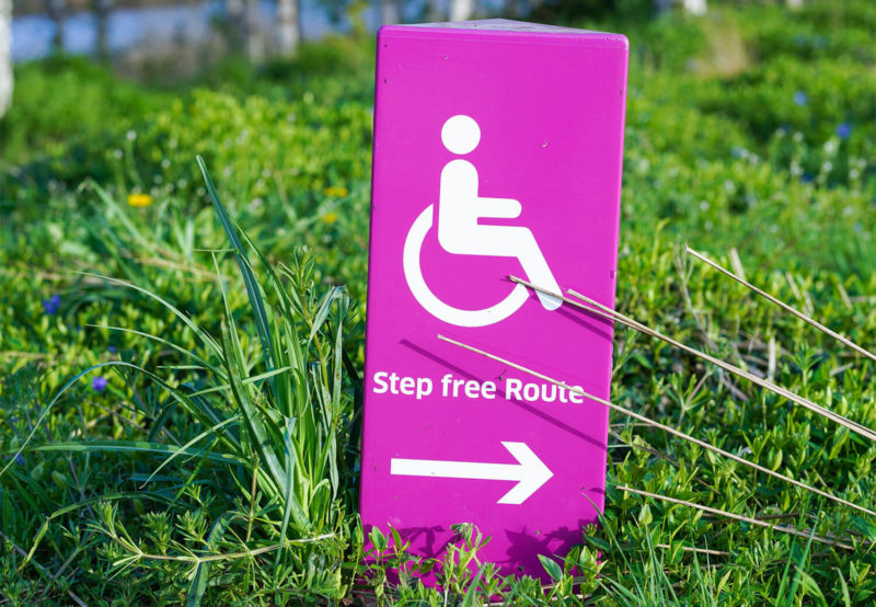 Bordje in het gras met de tekst step free route'