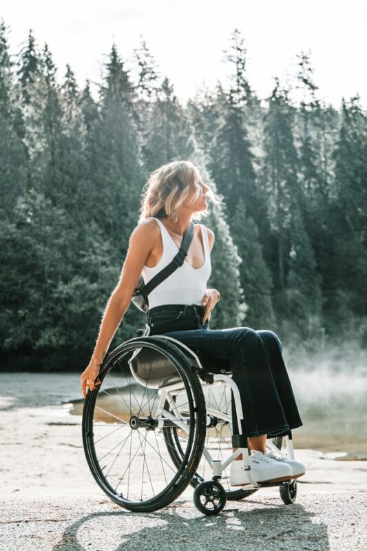 Vrouw in rolstoel bij meer